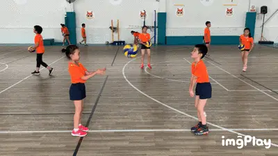 人老心不老！詹姆斯抢下篮板后场一条龙转身上篮轻松写意